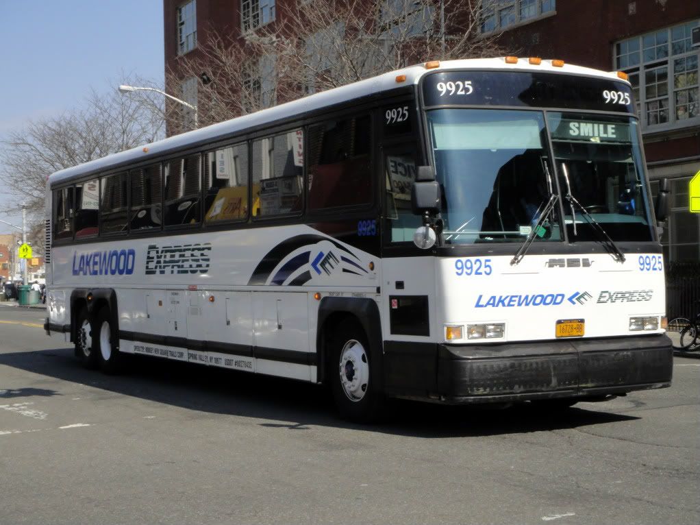 Lakewood Express 9925, MCI D4500 (Operated by Monsey Trails)
